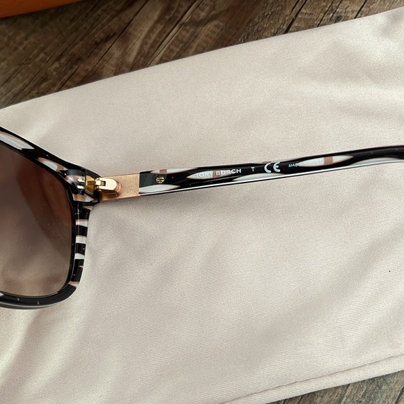 Tory Burch Sunnies✨ - Picture 10 of 16